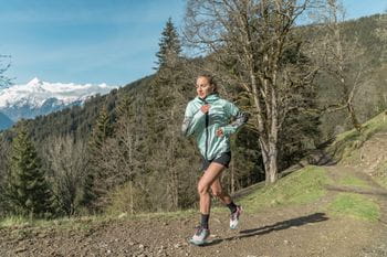 Adidas Terrex Trailrunning Marie beim Laufen auf den Keilberg