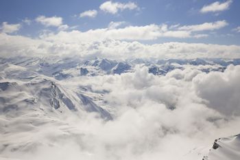 Gipfelfoto auf schöne verschneite Berge