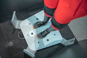 Mit einem BootDoc 3D Scan werden die Füße einer Dame vermessen für den Skiverleih 