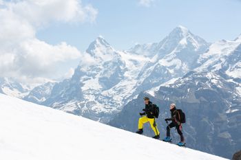 Zwei Menschen gehen an einem schönen Tag eine Skitourenrunde