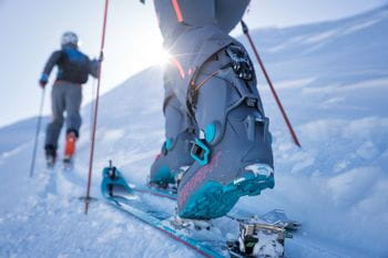 Abbildung eines Skitouren Schuhs auf einem Ski