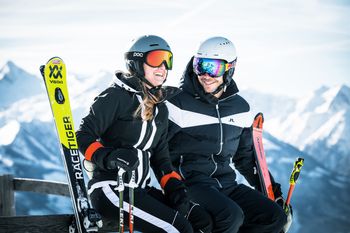 Portrait von zwei Skifahrern während einer Pause