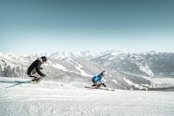 zwei Skifahrer auf der Schmitten