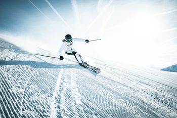 Frau beim Skifahren auf der Schmittenhoehe