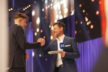 Leonidas 2022 Christoph Bründl gratuliert Luka Mladenovic auf der Bühne