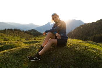 Eva Maria beim Wandern auf der Steinalm mit dem Adidas Free Hiker Parley