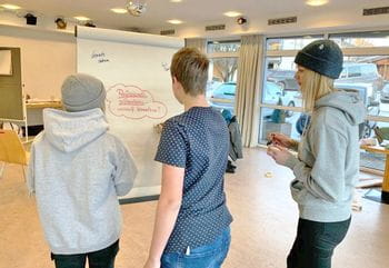 Apprentices brainstorm which factors are crucial for a professional presentation