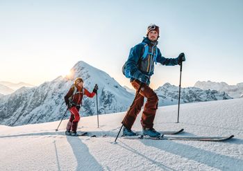 A Couple ist enjoying their ascent of a skitour with the Dalbello Quantum. 