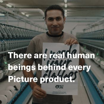 Ein Arbeiter in einer Textilfabrik, der ein Schild mit der Aufschrift "I made your clothes" hochhält, als Statement dafür, dass Menschen hinter Textilprodukten stehen. 
