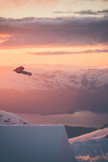 snowboard beim Sonnenuntergang