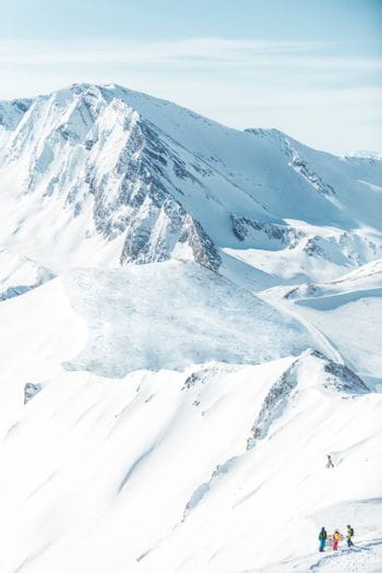 Aufnahme einer verschneiten Bergkuppel