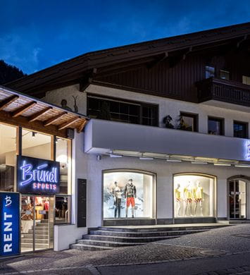 Bründl Sports Shop im Zentrum von Mayrhofen von außen bei Dämmerung. 
