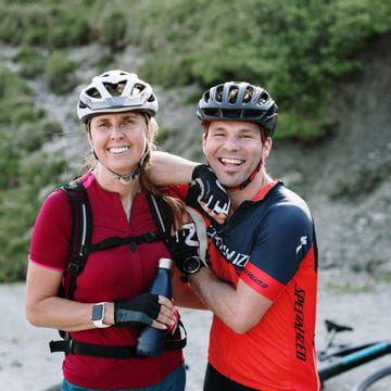 Portrait von zwei Radfahrern im Hintergrund sind sie E-bikes.