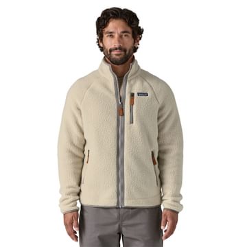 Mann trägt eine Patagonia Retro Pile Fleecejacke in Beige mit durchgehendem Reißverschluss und Brusttasche – nachhaltige Outdoor-Mode für Herbst und Winter.