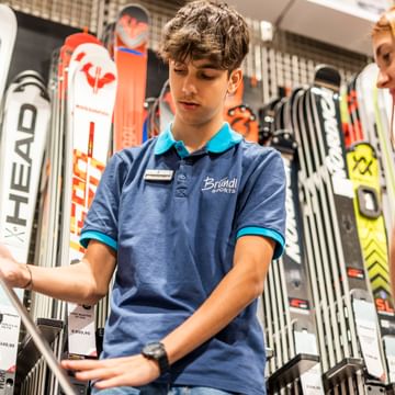 Lehrling bei der Ski Beratung