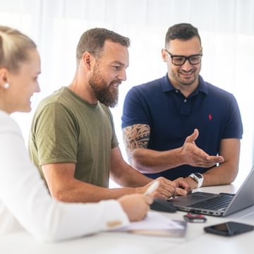 Das Warensteuerungsteam während einer Besprechung