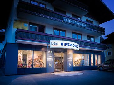 Das Bikeworld Servicecenter in Kaprun ist deutlich erkennbar.