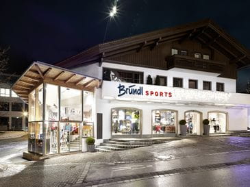 Bründl Sports Mayrhofen Zentrum well-lit shopwindow - evening view <br/>