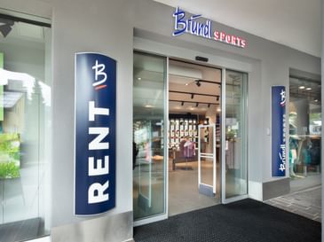 Im Shop an der City Express Talstation in Zell am See kann man die neuesten Sommer- und Winterwaren sehen. Der Shop besticht durch ein elegantes Interieur.