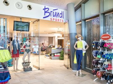 Bründl Sports Tauern Spa Shop Eingangsbereich mit Bademode und Zubehör