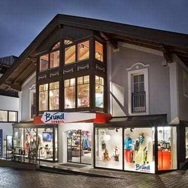 Bründl Sports Shop mit Rent/Verleih in Saalbach bei Nacht