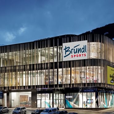 Bründl Sports Spieljochbahn Talstation well-lit shopwindow - evening view <br/>