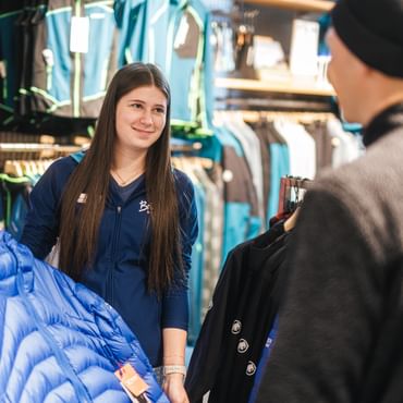 Lehrling beim Textil-Verkauf