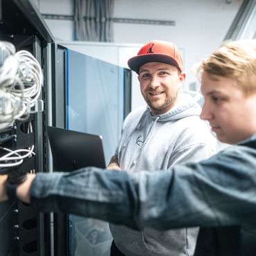 Zwei IT Servicetechniker während ihrer Arbeit an IT-Geräten