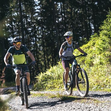 Ein Paar erkundet die Landschaft auf einer Fahrradtour.