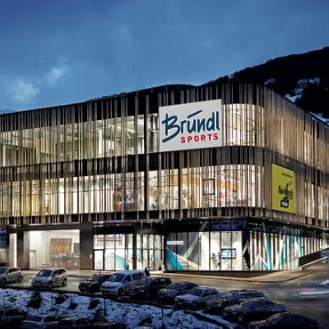 Talstation Spieljochbahn in Fügen mit Bründl Sports Shop bei Nacht