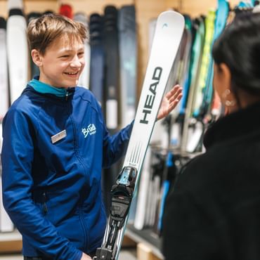 Lehrling beim Ski-Verkauf