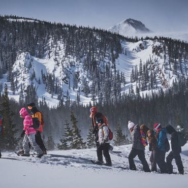 Gruppe Menschen beim Schneeschuhwandern