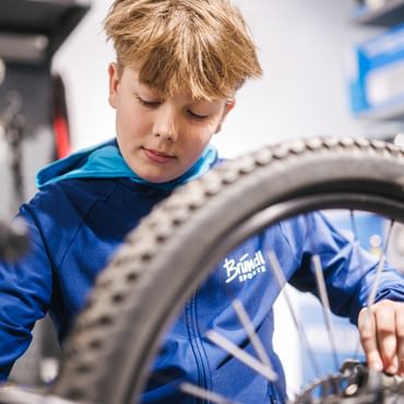 Lehrling beim Rad-Service