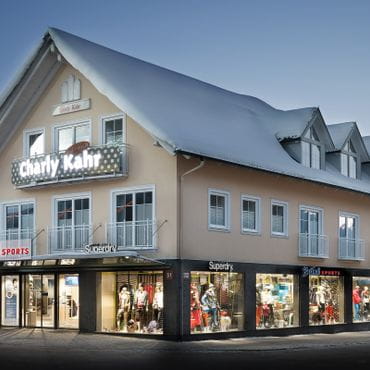 ein Bründl-Shop mit Charly Kahr-Reklame auf der Fassade