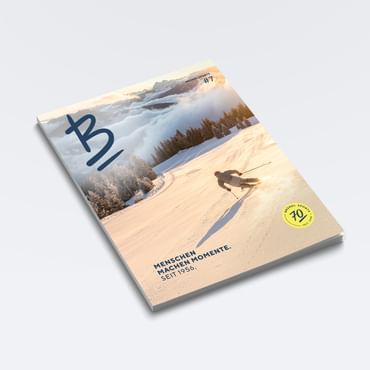 Das Bründl Sports Magazin zeigt einen Skifahrer auf einer verschneiten Skipiste vor einer Berglandschaft. Auf dem Cover stehen unter anderem „Menschen machen Momente. Seit 1956.“, „Bründl Sports #7“ und „70 Bründl Sports seit 1956“.