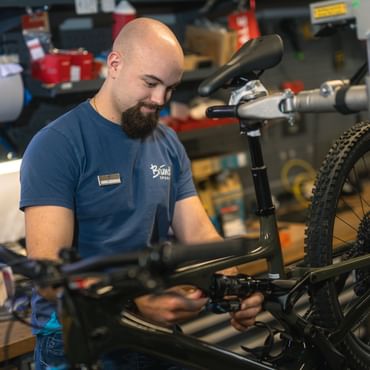 Bründl Sports Bike Mechatroniker Lehrling serviciert ein Mountainbike