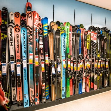 Eine Wand voller Ski