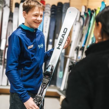 Lehrling beim Ski-Verkauf