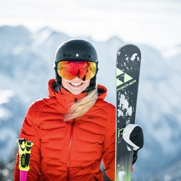 Portrait von einer Skifahrerin mit Fischerski
