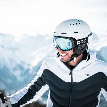 Lachender Skifahrer bei der Pause