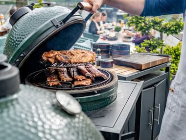 Green Egg mit Fleisch auf der Terrasse des Weitblick Restaurants in Kaprun
