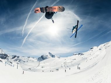 Snowboarder und Freestyle Skier im Kitzsteinhorn Park