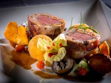 Ein Gericht mit Wildfleisch und Gemüse