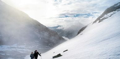 Zwei Leute bei einer Skitour am Berg