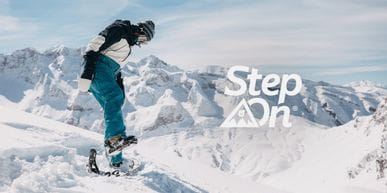 Ein Snowboarder beim Einsteigen in die Burton Step On Bindung