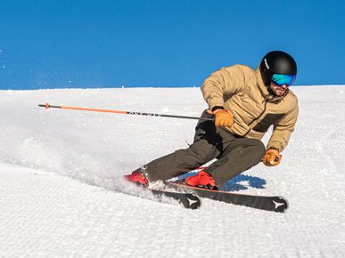 Ein Skifahrer beim Carven mit dem Atomic Redster G9 Revo
