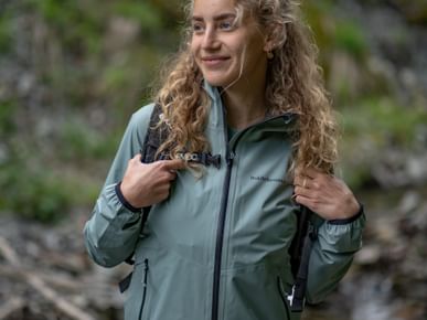 Mädchen eingekleidet in der Peak Performance Gore-Tex Pac Jacket in der Natur