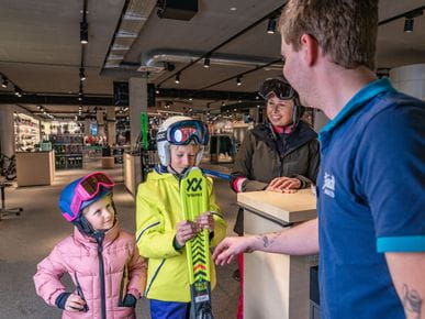 A family renting some ski by Bründl Sports. 