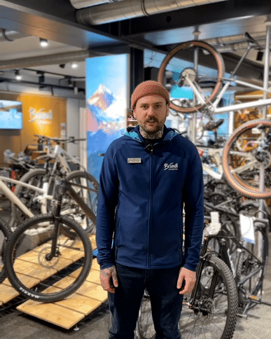 Bikeword Kaprun Mitarbeiter zeigt neue Bikes
