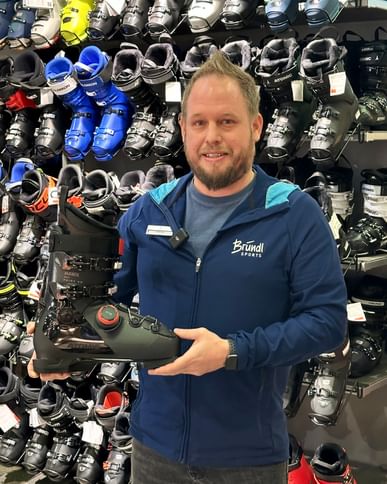 Mitarbeiter von Bründl Sports präsentiert den neuen Skischuh Atomic Hawx Prime Boa